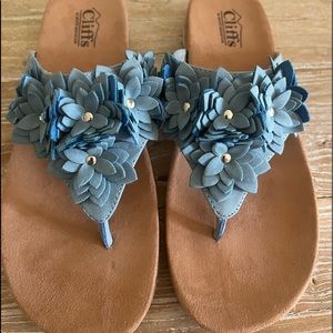Cliffs by white mountain light blue w/flowers sandals size 8.5